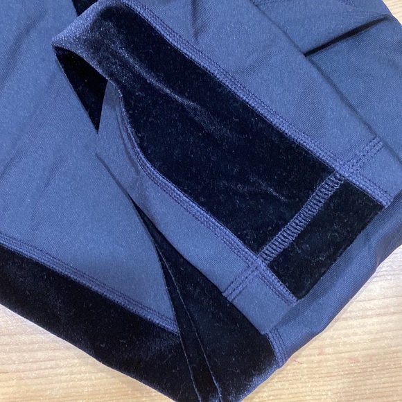 **NWOT ** DKNY YOGA CAPRI LEGGINGS 21” - Picture 6 of 6